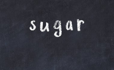 Üzerinde şeker olan siyah karatahta.