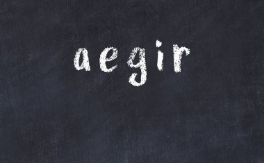 Üzerinde aegir yazan siyah karatahta.