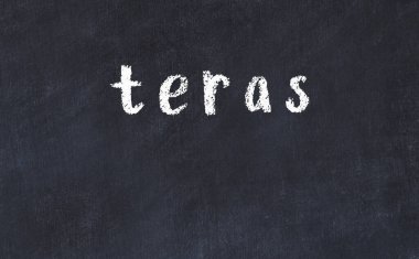 Üzerinde yazı terasları olan siyah karatahta