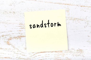 Kum fırtınası yazılı sarı kağıt. Hatırlatma konsepti
