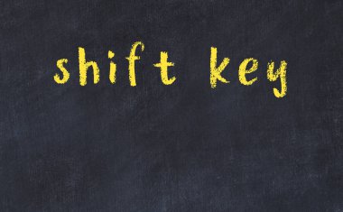 Üzerinde yazı kaydırma anahtarı olan siyah karatahta