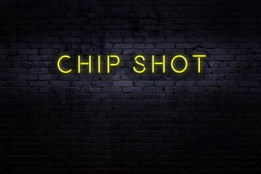 Neon işareti. Duvara karşı kelime çipi atışı. Gece görünümü