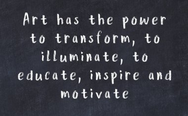 Siyah masadaki akıllı alıntıların tebeşiri.