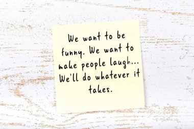 Ahşap duvardaki sarı yapışkan notta bilgece bir alıntı var.