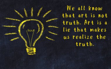 Fikir üretme kavramı. Ampulün tebeşir çizimi. Boşluğu kopyala