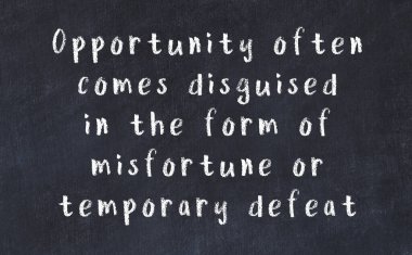 Üzerinde bilge yazılar olan siyah karatahta.