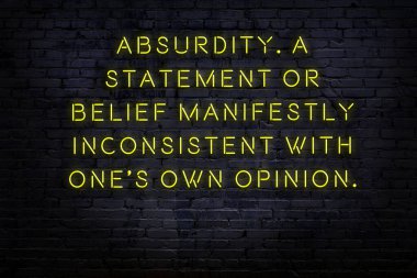 Tuğla duvardaki neon ışığın gece görüşü. Bilge Qoutation. 