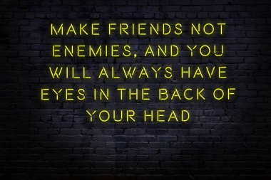 Akıllıca alıntı. Duvara karşı neon yazıtlar