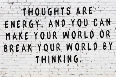 Bilgece alıntıların yazılı olduğu siyah boyanmış beyaz tuğla duvar