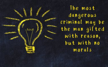 Fikir üretme kavramı. Ampulün tebeşir çizimi. Boşluğu kopyala