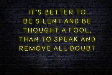 Tuğla duvardaki neon ışığın gece görüşü. Bilge Qoutation. 