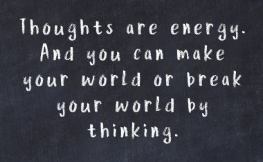 Siyah masadaki akıllı alıntıların tebeşiri.