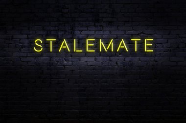 Üzerine yazı yazma çıkmazı olan tuğla duvardaki neon tabelanın gece görüşü