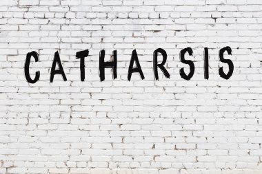 Üzerinde siyah boya katarsis olan beyaz duvar.