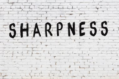 Üzerinde siyah boya keskinliği olan beyaz duvar.