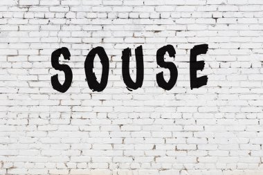 Kelimeler beyaz tuğla duvara yazıldı.