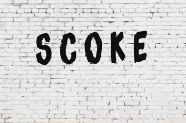 Üzerinde siyah boya lekesi olan beyaz duvar.