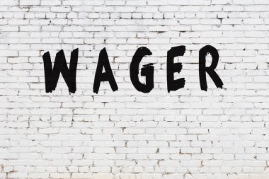 Üzerinde siyah boya yazılı olan beyaz duvar.