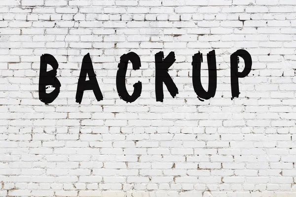 Word backup målad på vit tegelvägg — Stockfoto