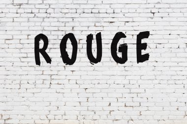 Üzerinde siyah boyalı ruj olan beyaz duvar.