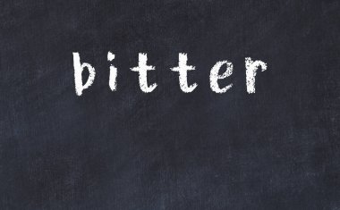 Üzerinde acı yazı olan siyah karatahta.