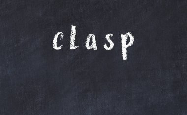 Üzerinde yazıt kopçası olan siyah karatahta