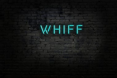 Tuğla duvardaki neon ışıklarının gece görüşü