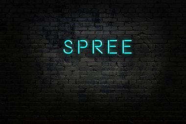 Duvara yazı yazan neon levhası.