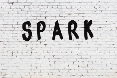 Üzerinde siyah boya olan beyaz duvar kıvılcım saçıyor.