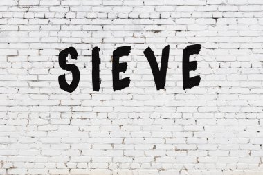 Beyaz tuğla duvara elek çizilmiş.