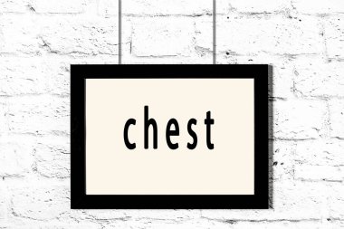 Beyaz tuğla duvarda asılı siyah çerçeve ve yazı sandığı