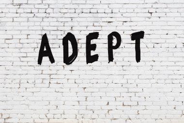 Beyaz tuğla duvara yazılmış kelime ustası