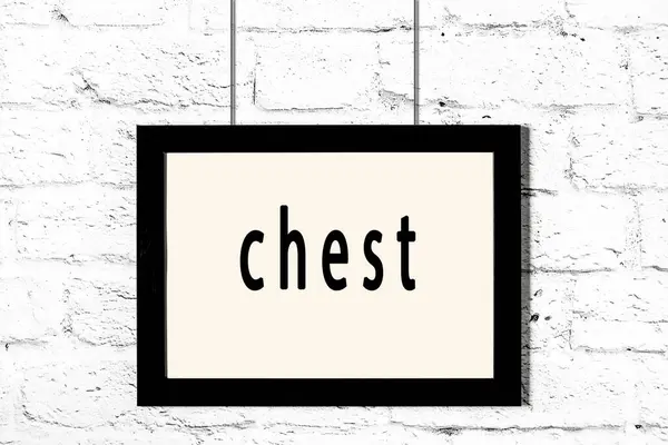 Beyaz tuğla duvarda asılı siyah çerçeve ve yazı sandığı