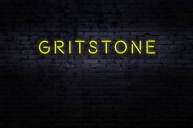 Duvardaki yazıtlı neon levhanın gece görüşü