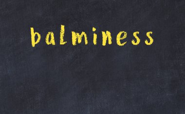 Üzerinde yazı tahtasının balinalığı olan siyah karatahta.