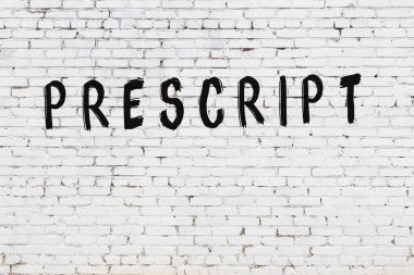 Beyaz tuğla duvara yazılmış kelime reçetesi.