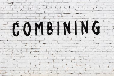 Üzerinde siyah boya olan beyaz duvar.