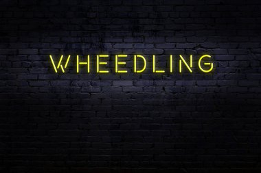 Neon işareti. Tuğla duvara karşı söylentiler. Gece görünümü