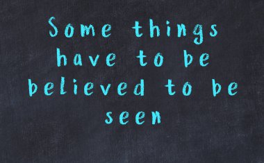 Siyah masadaki akıllı alıntıların tebeşiri.