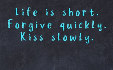 Siyah masadaki akıllı alıntıların tebeşiri.