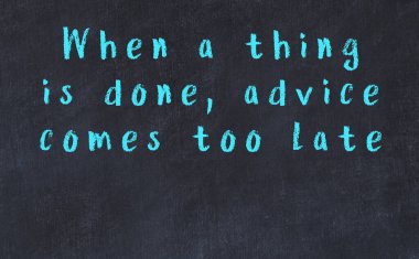 Siyah masadaki akıllı alıntıların tebeşiri.