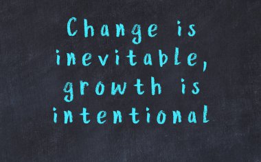 Üzerinde bilge yazılar olan siyah karatahta.