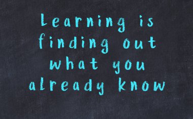 Üzerinde bilge yazılar olan siyah karatahta.