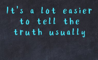 Siyah masadaki akıllı alıntıların tebeşiri.