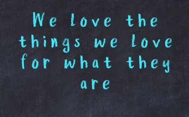 Üzerinde bilge yazılar olan siyah karatahta.