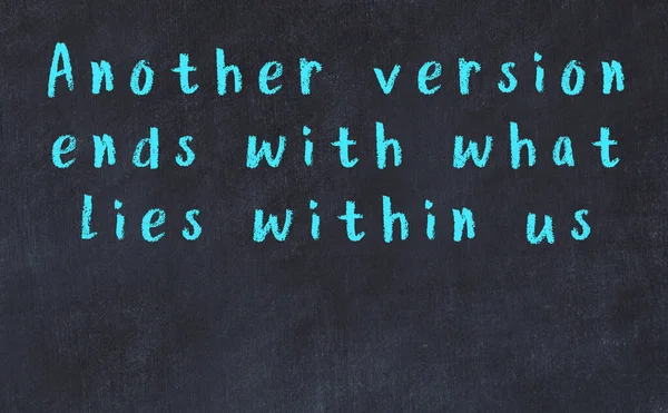 Крейдяний напис розумної цитати на чорному столі — стокове фото