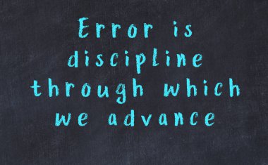 Siyah masadaki akıllı alıntıların tebeşiri.