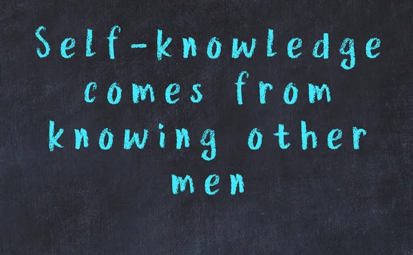 Üzerinde bilge yazılar olan siyah karatahta.