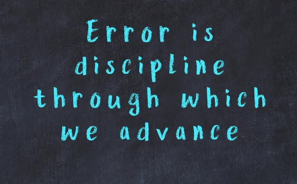 Siyah masadaki akıllı alıntıların tebeşiri.