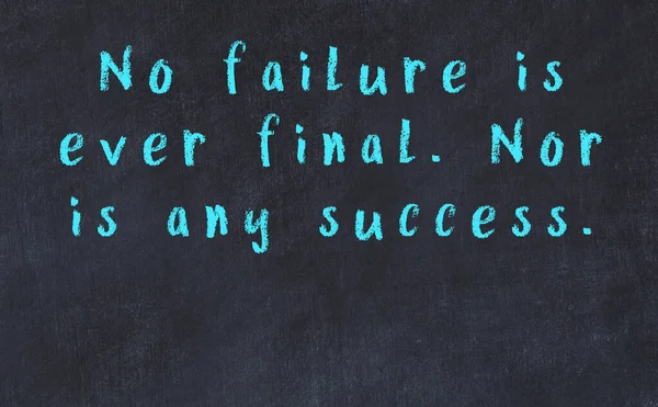 Siyah masadaki akıllı alıntıların tebeşiri.